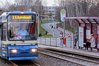 Studieren in Zwickau ohne Auto? Geht, aber nicht für alle - Wie Studierende in die Hochschule kommen - hier auf dem Scheffelberg -, darüber gibt es unterschiedliche Ansichten. Die Öffis sind jedoch nicht immer hilfreich.