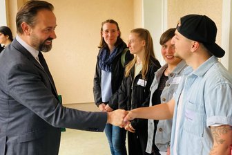 Studieren, wo andere Urlaub machen: Deutschlands erstes „Hochschuldorf“ steht im Erzgebirge - Sachsens Wissenschaftsminister Sebastian Gemkow hat die Studienakademie Breitenbrunn besucht, die ab 2025 Hochschulstandort wird. Bei einem Rundgang mit Studierenden, Lehrenden und Gästen machte er sich ein Bild von Fachkabinetten, Studentenkeller, Werkstätten und Sprachlabor.