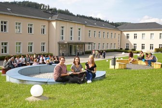 Studieren, wo andere Urlaub machen – Hochschulen im Erzgebirge öffnen ihre Türen - Der Campus in Breitenbrunn kann mit moderner Ausstattung und familiärer Atmosphäre punkten.