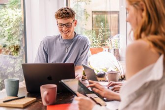 Studierende aufgepasst: Wann sich die Steuererklärung lohnt - Arbeitsmaterialien, Hardware und Co: Studentinnen und Studenten können ihre studienbezogenen Ausgaben in manchen Fällen von der Steuer absetzen.