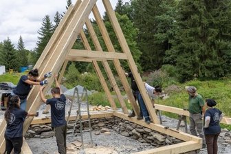 Studierende aus elf Ländern pflegen Welterbe in Frohnau - 15 Studenten aus elf Ländern bauen derzeit am Markus-Röhling-Stolln eine Kaue nach historischem Vorbild. Ein spannender Moment für alle, als am Donnerstag die Teile zusammengefügt wurden.