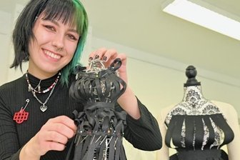 Studierende geben spannende Einblicke - Lara Müller (20) aus Erfurt studiert Modedesign - hier vor einer ihrer Arbeiten.