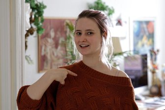 Studium der Deutschen Gebärdensprache: Oberlungwitzerin lässt Hände und Gesicht sprechen - Für den Satz „Ich lerne Dolmetscherin“ braucht Chanyve Langhof drei Gebärden. Dabei hat die Gebärdensprache eine eigene Syntax, in der gezeigt wird: „Ich Dolmetscherin lerne“. Hier die Gebärde für „Ich“.