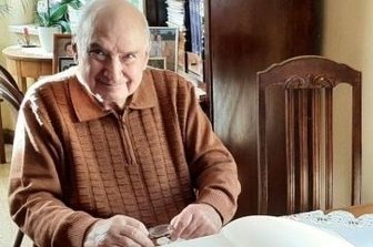 Stühle fürs Schloss Netzschkau aus Leipzig geholt - Dr. Peter Beyer trägt sich ins Goldene Buch der Göltzschtalbrücke ein.