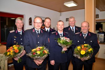 Stühlerücken in Adorfer Wehrleitung - Wehr Adorf: Uwe Strobelt (2. v. links) folgt als Vizechef auf Willy Schubert (3. v. links).