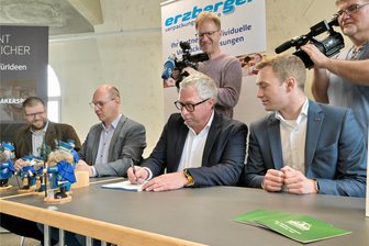 Stülpner-Nachfahre ist erster Mieter im Zwönitzer Buntspeicher - Bei der Vertragsunterzeichnung (v. l.) Martin Benedict, der Projektleiter der Smart-City Zwönitz, Bürgermeister Wolfgang Triebert, Jens Kriegel und Niklas Kriegel.