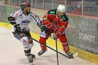 Stürmer steckt im Prüfungsstress - Eispiraten-Neuzugang Thore Weyrauch (r.) im Zweikampf mit Tim Marek (Rostock). Die Partie verfolgten 878 Zuschauer im Sahnpark.