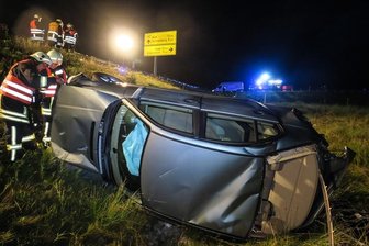 Stützengrün: BMW durchbricht Leitplanke - zwei Personen schwerverletzt - Bei einem Unfall am Sonntag in Stützengrün hat sich ein BMW  überschlagen und ist auf der Seite liegen geblieben.