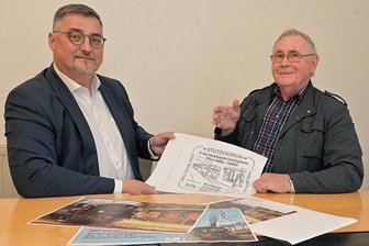 Stützengrün drückt der Bimmelbahn den Stempel auf - Stützengrüns Bürgermeister Volkmar Viehweg (li.) und Hans-Jürgen Knabe vom Partnerschaftskomitee Rittersgrün haben den Sonderpostbeleg zum Bimmelbahnjubiläum organisiert. 