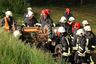 Stützengrün: Fahrer von Eigenbau-Traktor überrollt - Die Feuerwehr war mit rund 40 Kräften zur Bergung des Kleintraktors im Einsatz.