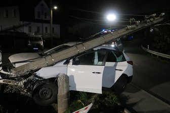 Stützengrün: Hyundai prallt gegen Strommast - Haushalte ohne Strom - 