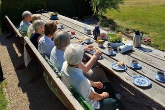 Picknick mit Blick auf die Talsperre Eibenstooch. Teilnehmer der "Pflegepause" bei einem Ausflug an die Viechzig in Hundshübel.