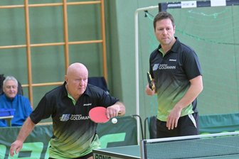 Stützengrüner Tischtennisspieler halten sich erfolgreich vom Tabellenkeller fern - Die Stützengrüner René Goldmann (r.) und Gerd Klötzer unterlagen vor der Weihnachtspause den Gästen aus Schlettau.