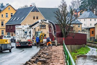 Stützmauer-Erneuerung in Zschorlau: Vollsperrung bis Anfang Juli - Am Zschorlaubach in Zschorlau wird die Stützmauer saniert.