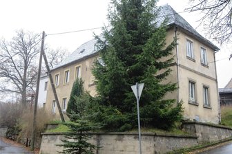 Stützmauer in Bobenneukirchen muss gebaut werden - Die Kaplanei am Bobenneukirchener Dorfplatz. Der kommunale Teil der Stützmauer (links) soll saniert werden.