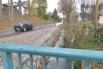 Stützmauer statt Böschung nach Hangabrutsch: Freie Fahrt im Freiberger Stadtteil Kleinwaltersdorf - Die Straße Walterstal in Kleinwaltersdorf ist nach Arbeiten an der Bachmauer wieder freigegeben.