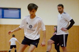 Stützpunkt ist auf Tipps angewiesen - Im Hallentraining, das in der Turnhalle der Lengefelder Oberschule stattfindet, geben die Stützpunkt-Trainer André Feig (vorn) und Peter Fritzsche derzeit 14 Nachwuchskickern regelmäßig Tipps.