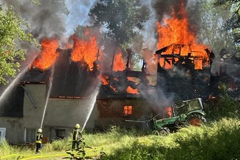 Stumme Sirenen bei Großbrand: Welche Probleme der Vogtlandkreis einräumt - Die Haagmühle in Wiedersberg wurde bei einem Großbrand am 21. Juni völlig zerstört.