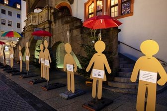 Stummer Protest gegen Corona-Spaziergänger - Vor dem Plauener Rathaus stehen seit Donnerstag mehrere Pappfiguren als Zeichen eines stummen Protests.
