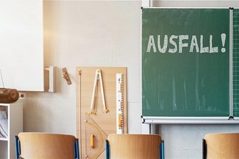 Stundenausfall: Eine Schulleiterin spricht Klartext - In der Schule von Frau Meier fehlen vier Vollzeitlehrer. Viele ihrer Kollegen arbeiten Teilzeit, sind stundenweise an ihre Schule abgeordnet oder unterrichten als Seiteneinsteiger noch nicht voll.