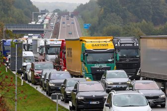 Stundenlange Sperrung der A 4 bei Hohenstein-Ernstthal: Lkw verliert zwei Räder - Ein Defekt an einem Lkw hat am Dienstag zu einem mehrstündigen Stau auf der A 4 geführt.