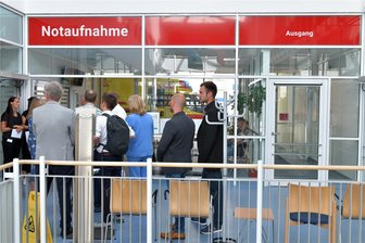 Stundenlanges Warten in der Notaufnahme: So will das Kreiskrankenhaus Freiberg Abhilfe schaffen - Der Andrang in der Zentralen Notaufnahme im Kreiskrankenhaus Freiberg war am Mittwoch auch dem Besuch von Sachsens Sozialministerin Petra Köpping (SPD) geschuldet. Aber auch so ist die Einrichtung am Donatsring stark gefragt. Bis zu 80 Menschen kommen täglich hierher. Sie müssen zum Teil stundenlang warten.