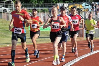 Stundenlaufserie bleibt ein Renner - Nathalie König (Nummer 392) erzielte bei ihrem dritten Start zum dritten Mal das beste Stundenlauf-Resultat bei den Frauen. 