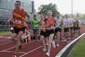 Stundenlaufserie lässt mit Rekorden aufhorchen - Patrick Koburger (Nummer 1) und Nathalie König (Nummer 19) hatten als Sieger der diesjährigen Wertung gut lachen.