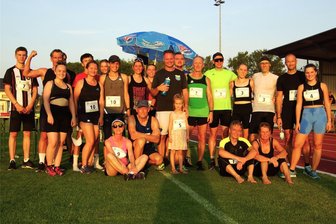 Stundenpaarlauf in Flöha: Mehr als 17 Kilometer in 60 Minuten geschafft - Geschafft! Diese Damen und Herren waren beim Stundenpaarlauf dabei.