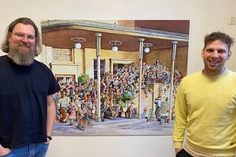 Sturm aufs Neuberinhaus: Wer hat das Reichenbacher Wimmelbild gemalt? - An diesem Bild kommt man nicht vorbei, wenn man mit dem Fahrstuhl auf die Rang-Ebene des Neuberinhauses fährt – doch fast niemand weiß, wer der Schöpfer von Reichenbachs bekanntestem Wimmelbild ist. Michael Perthel (links) und Neuberinhaus-Chef Severin Zähringer wissen etwas mehr – aber längst nicht genug.