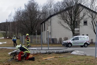 Sturm beschert Wehren im Erzgebirge Großkampftag - Als der Baum (links) fiel, landete er auf einer Stromleitung, die in Neu-Amerika über die B 101 gespannt war. Während der Holzmast standhielt, riss der Zug am Kabel den Betonmast auf der gegenüberliegenden Straßenseite um. Der Strom fiel aus, die Bundesstraße war abends noch gesperrt. 