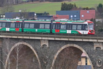 Sturm bremst City-Bahn in Chemnitz aus: Bahnen rollen jetzt wieder nach Fahrplan - Foto der Citybahn auf dem Bahrebachviadukt in Chemnitz. Die Linie verkehrt zwischen Burgstädt und Aue. Auf dem Abschnitt Chemnitz-Aue gibt es Verspätungen.