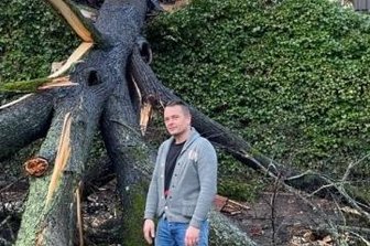 Sturm bringt erneut  Baum am Schloßberg zu Fall - "Kellerhaus"-Gastronom Tobias Gust neben dem Baum, den der Sturm in der Nacht umgeweht hatte. 