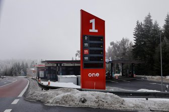 Sturm fegt über das Erzgebirge: Stromausfall legt böhmische Grenzregion lahm - Stromausfall: Am Sonntag blieb die Anzeigetafel der Tankstelle bei Reitzenhain dunkel.