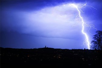 Sturm, Hagel und Sommer bis Oktober: So war 2023 das Wetter im Vogtland - Das Frühjahr zeigte sich bis Mitte Mai eher durchwachsen. Graupelschauer und Gewitter, wie hier über Plauen am 13. März, prägten die ersten beiden Frühlingsmonate.