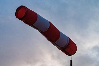 Sturm lässt in Mittelsachsen Bäume umfallen - Ein Windsack in Deutschland. Der Sturm hat in Mittelsachsen offenbar nur geringere Schäden hinterlassen.