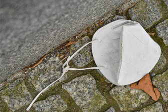 Sturm – oder Sturm im Wasserglas: Was beweisen die Corona-Protokolle aus dem RKI? - Eine FFP-2-Maske, achtlos weggeworfen auf einem Gehweg. Die Rechtmäßigkeit der Maßnahmen zur Eindämmung der Pandemie beschäftigten nach wie vor viele Menschen.