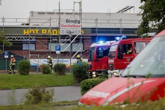 Sturm über Westsachsen: Feuerwehren rücken aus - Der Gefahrenmelder im Hallenbad in Hohenstein-Ernstthal schlug während des Sturms an, die Wehr rückte an.