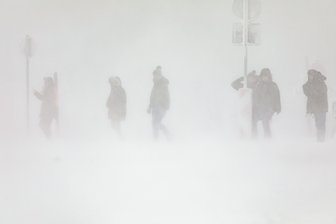 Sturm "Veiko" pfeift mit Tempo 105 über den Fichtelberg - Spaziergänger im Schneetreiben auf dem Fichtelberg.