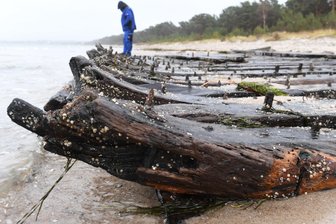 Sturm vor Rügen fördert Schiffswrack aus dem 18. Jahrhundert zutage - Der Sturm der vergangenen Tage hat an der Küste der Insel Rügen ein altes Schiffswrack freigelegt. Bei den beiden Stürmen im Januar habe der Strand vor Glowe bis zu einem Meter an Höhe verloren. Experten zufolge soll es sich aufgrund der Bauform um ein Handelsschiff aus dem 18. Jahrhundert handeln. Im vergangenen Jahr war der Rumpf bereits einmal teilweise freigespült worden. Damals hatte sich die Denkmalschutzbehörde gegen eine Bergung entschieden. Wanderer pilgern jetzt zum Fundort, um das Wrack zu bestaunen.