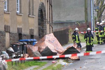 Sturm wirbelt Kupferdach durch die Luft - Bruchlandung eines Daches: Etwa 80 Quadratmeter der der Kupferbedeckung der früheren Pestalozzischule in Johann'stadt wurden vom Sturm abgerissen. Dieses Stück lag gestern früh auf der Unteren Gasse.