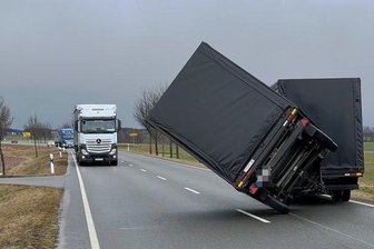 Sturmbilanz: Werdauer Region kommt glimpflich davon - Den Sturm bekam auch dieser Transporter mit dem zur Seite gekippten Anhänger zu spüren - zwischen Crimmitschau und A 4 (Schmölln).