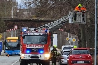 Sturmböen lassen Bäume knicken - Auf der Paul-Jäkel-Straße in Altendorf war die Feuerwehr gegen 14.30 Uhr wegen umgestürzter Bäume im Einsatz.