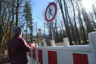 Sturmschäden: Park Wettinhain wieder begehbar - Der Park Wettinhain durfte aufgrund von Sturmschäden nicht betreten werden. Verbotsschilder und Absperrungen waren aufgestellt worden.