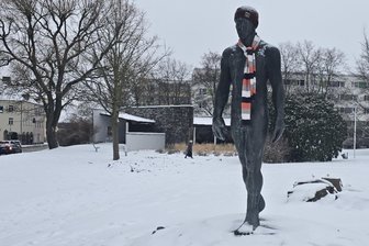 Sturmtief „Elli“: Das Vogtland trotzt dem Wintereinbruch - Gute Nachrichten vom Albertplatz in Plauen. Der Nackte Mann dort braucht nicht mehr zu frieren – zumindest obenrum.