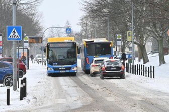 Sturmtief „Elli“ in Chemnitz: Gesperrte Straßen und nicht bediente Haltestellen - Der Busverkehr war am Freitag in Chemnitz an mehreren Orten eingeschränkt.