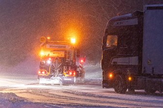 Sturmtief „Elli“: So ist die Lage im Erzgebirge am Freitag: Glätte, Busausfälle, Schul-Schließungen - Der Winterdienst war schon in aller Früh im Dauereinsatz.