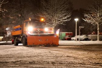 Sturmtief „Elli“ trifft das Erzgebirge: Wo Schulen am Freitag wegen Schnee und Glätte geschlossen bleiben - Der Winterdienst dürfte in den kommenden Tagen wieder gut zu tun haben.