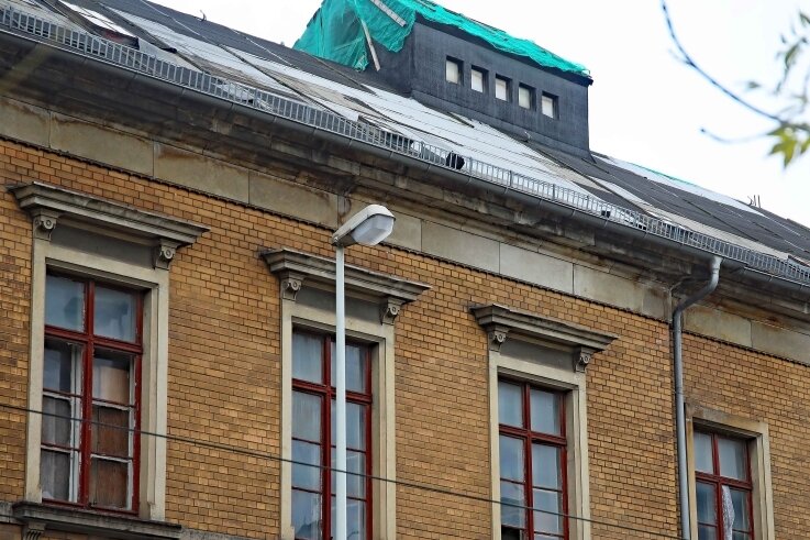 Sturmtief fegte Dachteile vom ehemaligen Krankenstift - Das Gebäude an der Werdauer Straße soll zeitnah eingerüstet werden.