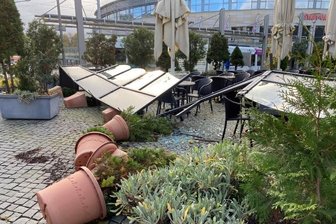Sturmtief hinterlässt viele Schäden - Der Sturm fegte selbst Blumenkübel um - wie hier am Plauener Theatercafé. Auch große Teile der Biergartenbegrenzung wurden zerstört.